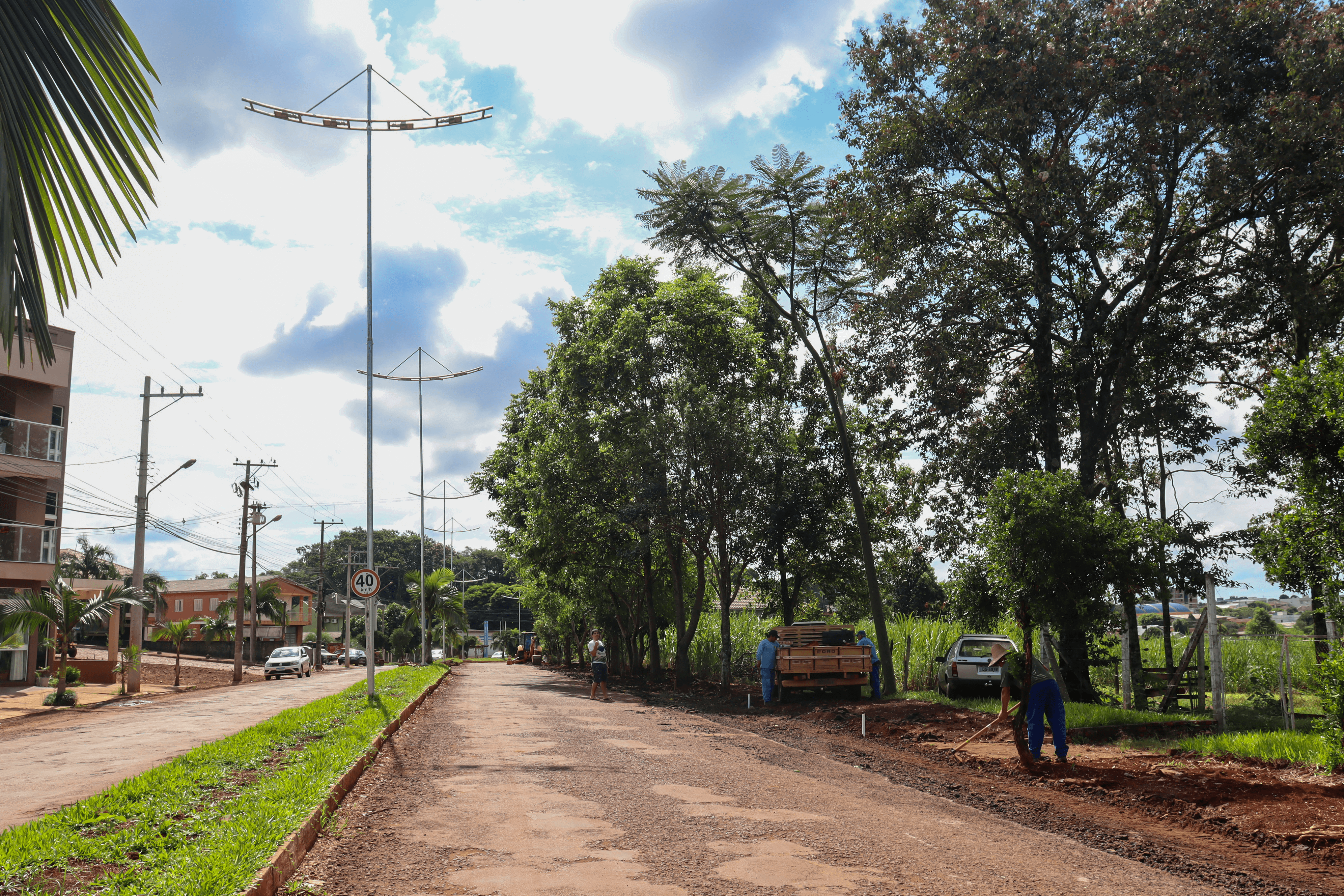 ILUMINAÇÃO PÚBLICA DA AVENIDA SANTA ROSA ESTÁ EM FASE DE CONCLUSÃO 