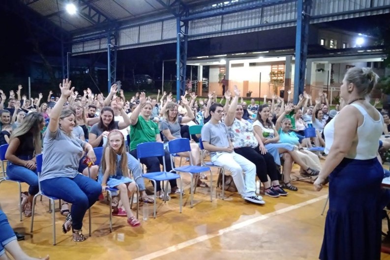 <p>EXECUTIVO E COMUNIDADE ESTABELECEM COMPROMISSO ESCOLAR</p>