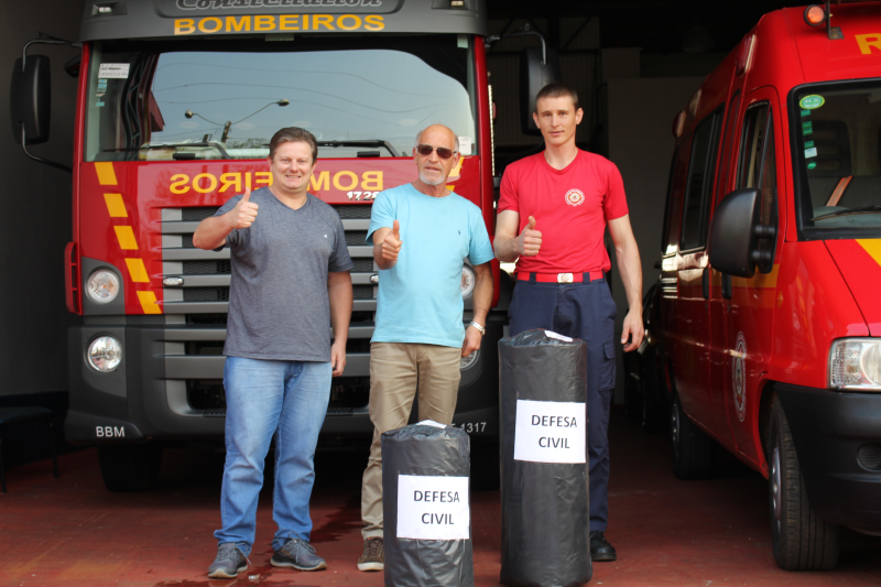 Secretaria de Habitação e Urbanismo realiza doação de lona para Corpo de Bombeiros