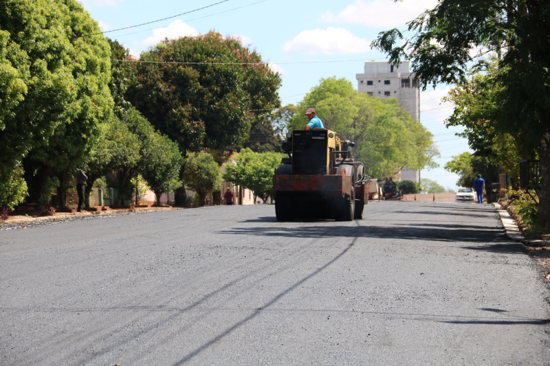 Governo Municipal inicia obras de pavimentação asfáltica na Rua Mato Grosso