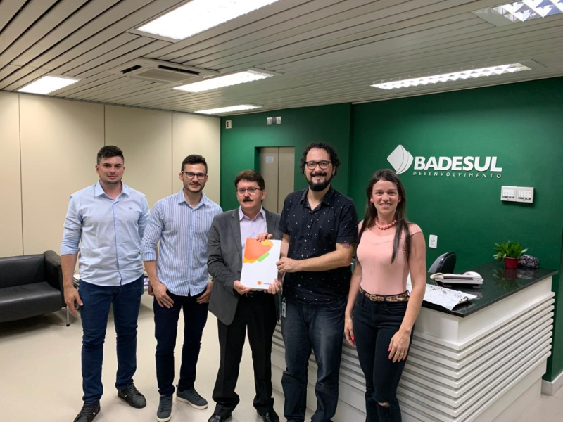  Secretaria de Planejamento visita Badesul para entrega de projeto