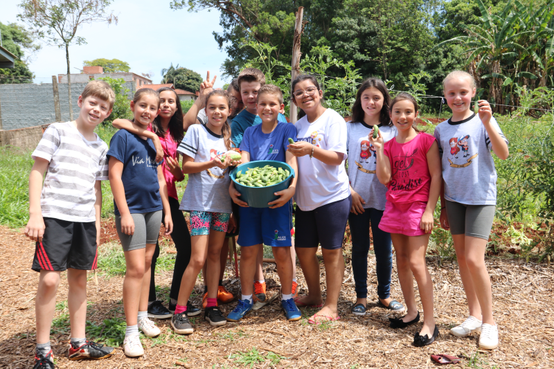 Prefeito Municipal visita escola Sales Guimarães e acompanha projeto Horta Escolar