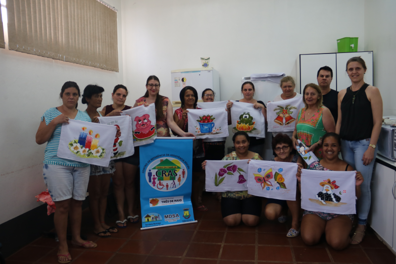 Oficina de tingimento e pintura em tecido é realizada pelo CRAS
