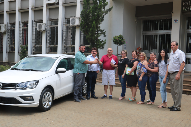 Secretaria Municipal de Obras recebe novo veículo