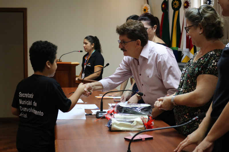 Oportunidade e conhecimento: Secretaria de Desenvolvimento Social realiza formatura de cursos