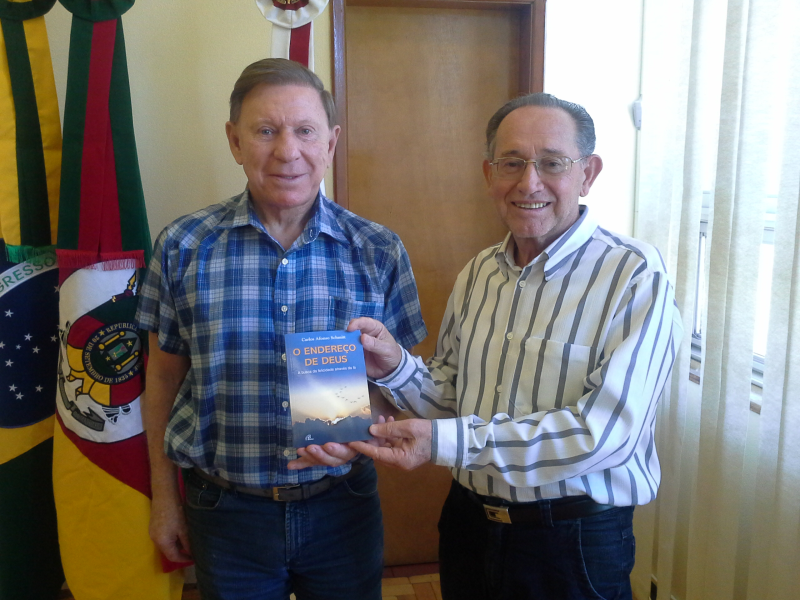 PREFEITO RECEBE VISITA DE ESCRITOR