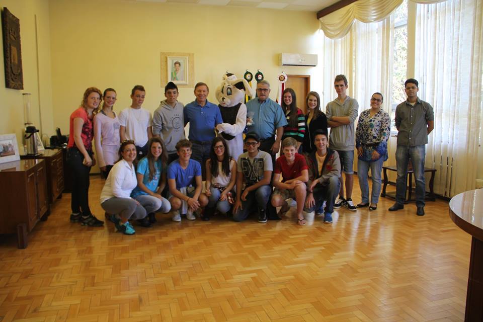 PREFEITO RECEBE VISITA DOS ALUNOS DA ESCOLA CASTELO BRANCO