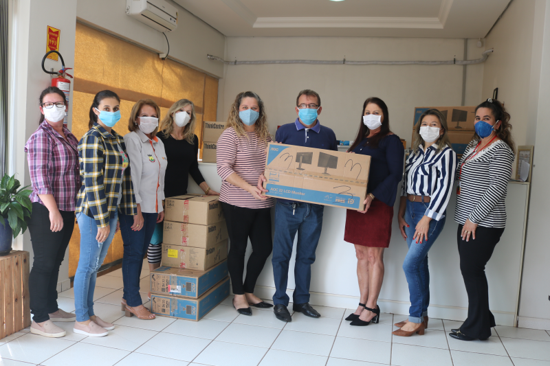 Conselho Tutelar recebe kit de equipamentos e veículo