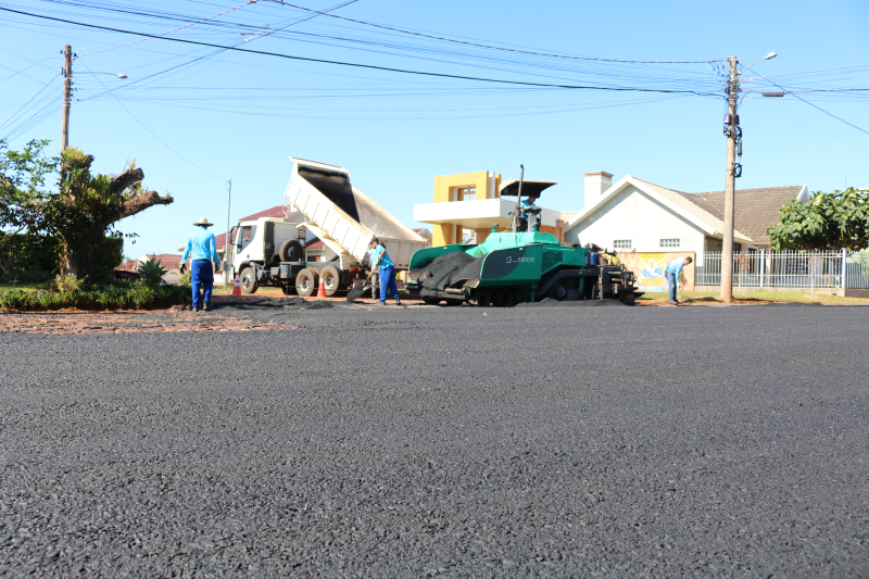 Ruas do município recebem pavimentação asfáltica
