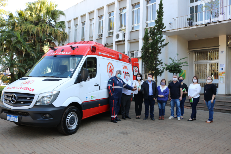 Secretaria da Saúde realiza entrega de uma ambulância ao SAMU