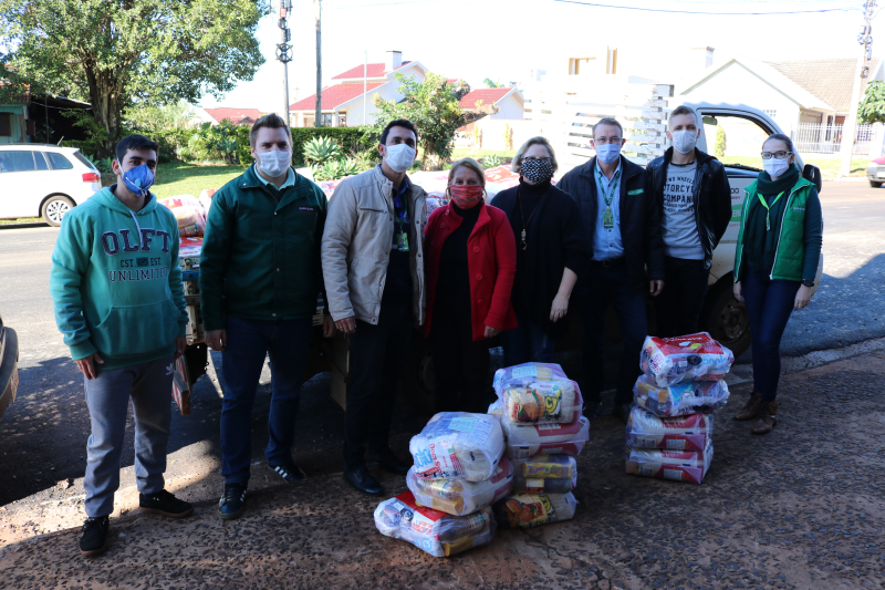 Lojas Quero-Quero entregam 119 cestas básicas para Casa da Cidadania