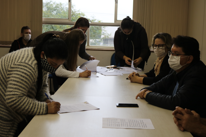 Acesso à moradia: Copatti assina termo de concessão de lotes no Núcleo Habitacional Menino Deus.