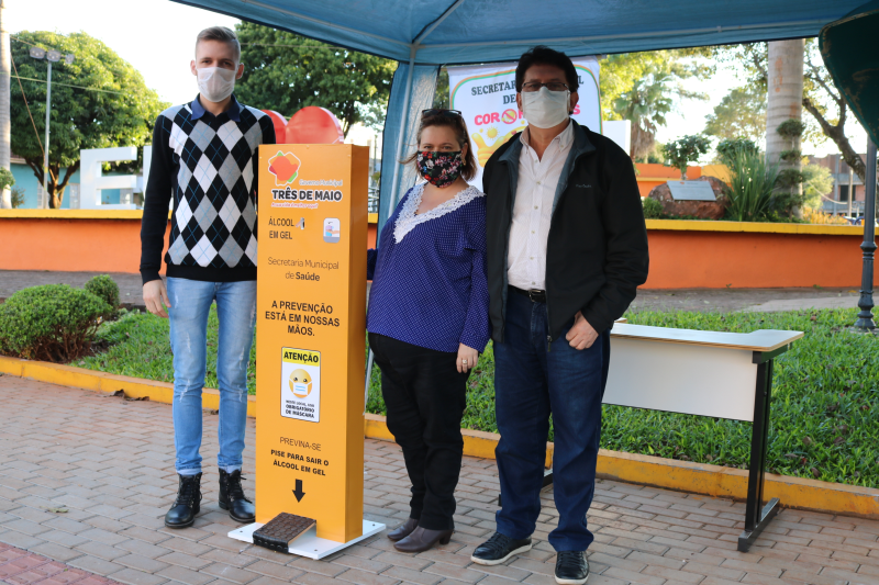 Totens de álcool em gel são disponibilizados em locais públicos