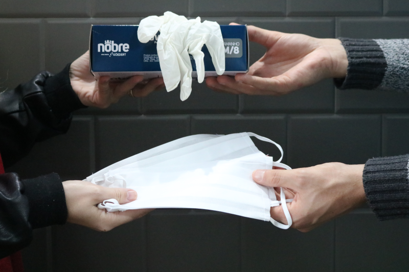 Secretaria de Saúde entrega luvas e máscaras para restaurantes do município