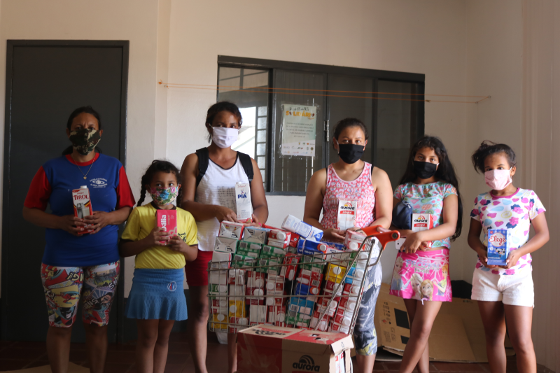 Secretaria de Desenvolvimento Social recebe doação de 275 litros de leite e distribui a famílias três-maienses.