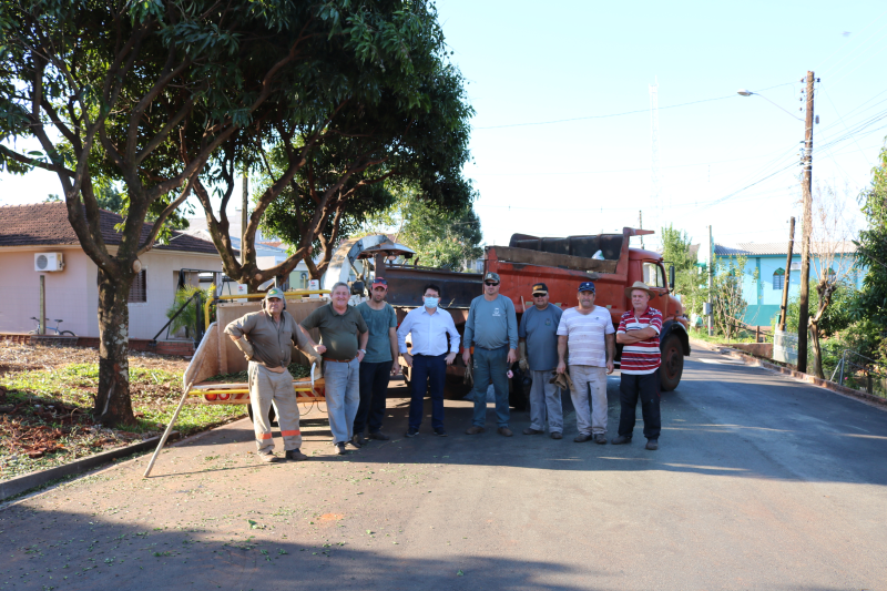 Copatti acompanha serviço de podas no município