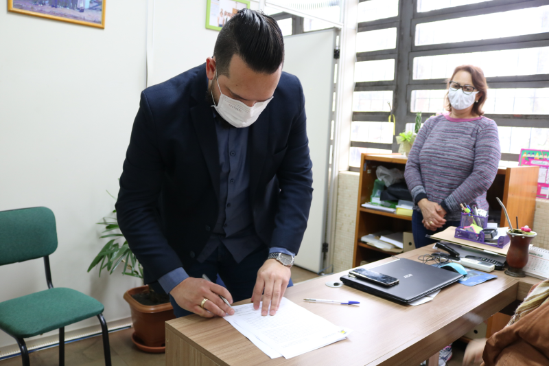 Secretaria Municipal de Saúde de Três de Maio repassa ventiladores artificiais eletrônicos para Hospital São Vicente de Paulo 