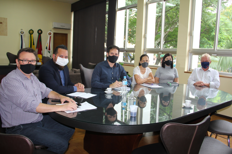 EXECUTIVO SE REÚNE COM DIRETOR DO HOSPITAL SÃO VICENTE DE PAULO