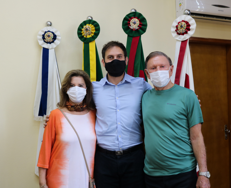 OLÍVIO CASALI E ELIZABETH CARAFFA VISITAM O PREFEITO MUNICIPAL