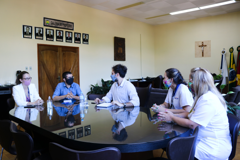 EQUIPE DAS FARMÁCIAS SÃO JOÃO VISITA PREFEITO