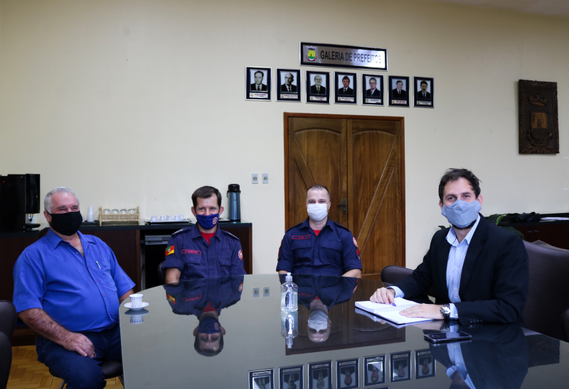 BOMBEIROS VISITAM GABINETE MUNICIPAL