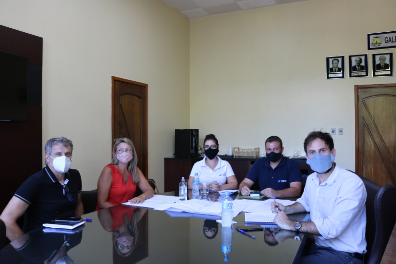 PREFEITO RECEBE EMPRESÁRIOS 