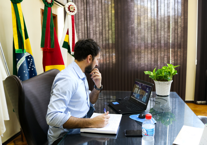 PREFEITO PARTICIPA DE ASSEMBLEIA DA FAMURS