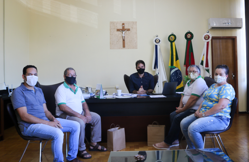 Proprietários da Valdameri Ervas visitam Gabinete Municipal