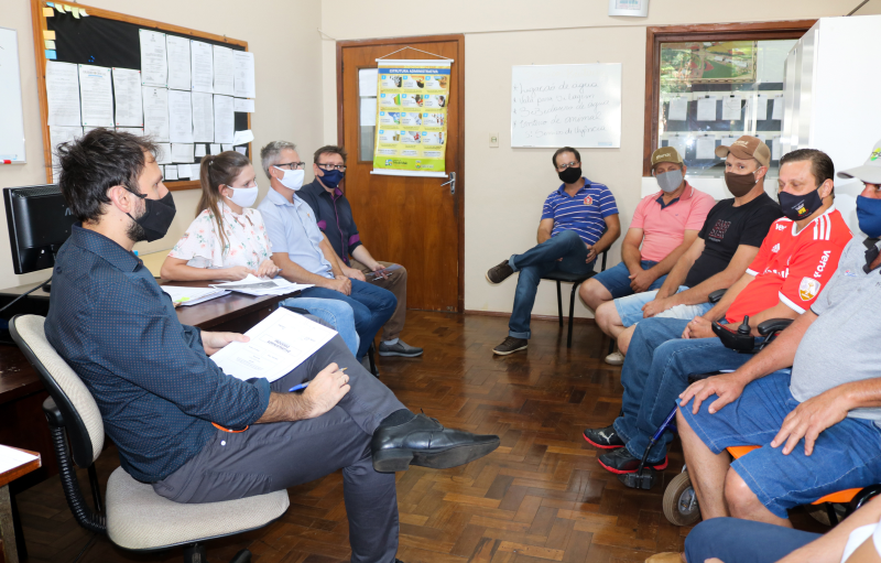Executivo e Legislativo se reúnem com moradores da comunidade de Flor de Maio