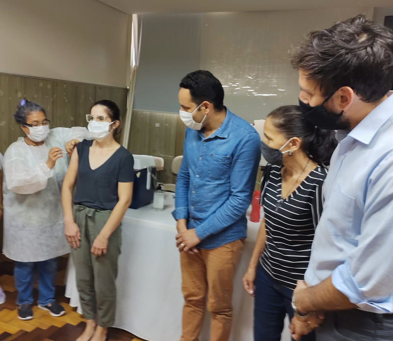 Enfermeira da UTI do HSVP é a primeira imunizada contra a Covid-19 em Três de Maio