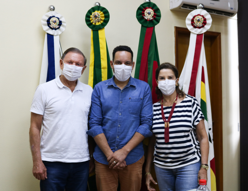 OLÍVIO CASALI E ELIZABETH CARAFFA VISITAM O PREFEITO EM EXERCÍCIO