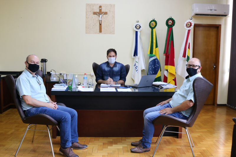 EQUIPE DO SICOOB CREDIAL VISITA PREFEITO