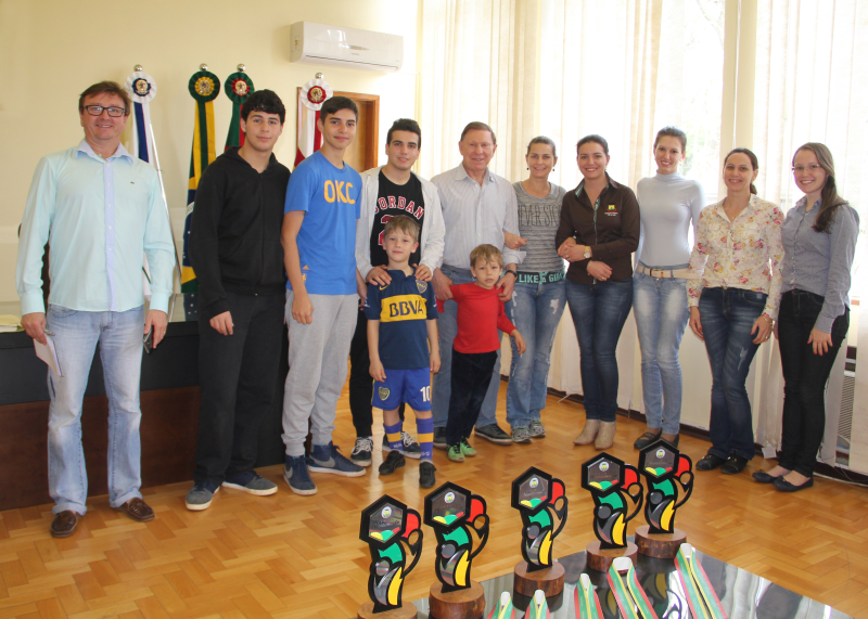 PREFEITO RECEBE ITALIANOS NO GABINETE MUNICIPAL