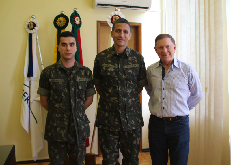 EXECUTIVO RECEBE TENENTES DA SEXTA BRIGADA DE INFANTARIA BLINDADA