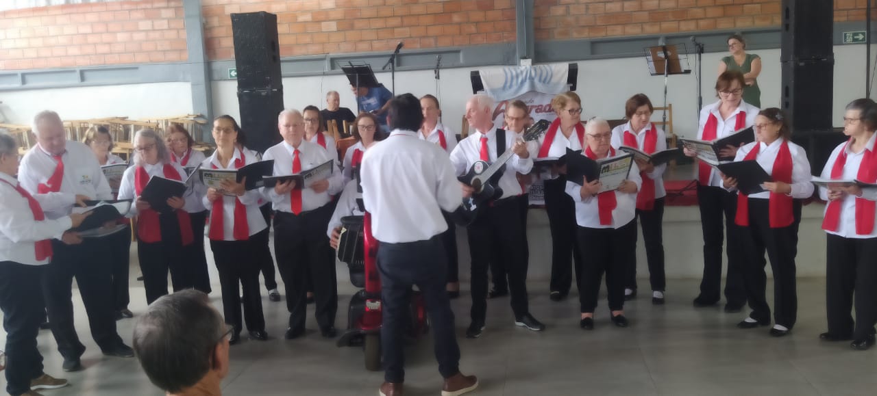 <p>CORAL A ARTE DE CANTAR NA MELHOR IDADE PARTICIPOU DO ENCONTRO MICRORREGIONAL DE CORAIS</p>