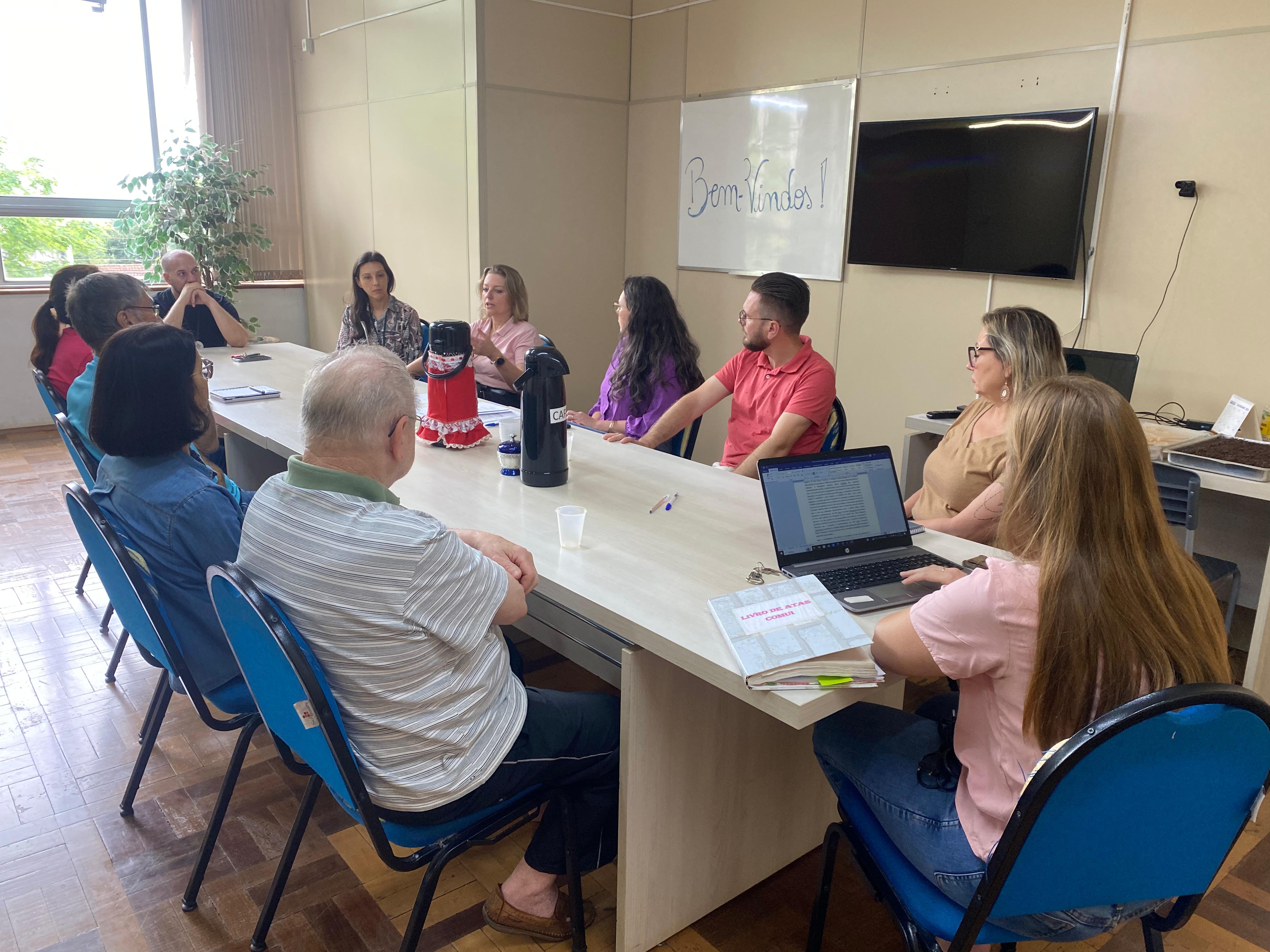 <p>CONSELHO MUNICIPAL DO IDOSOS ESTEVE REUNIDO COM A REPRESENTANTE DO INSTITUTO JOHN DEERE</p>