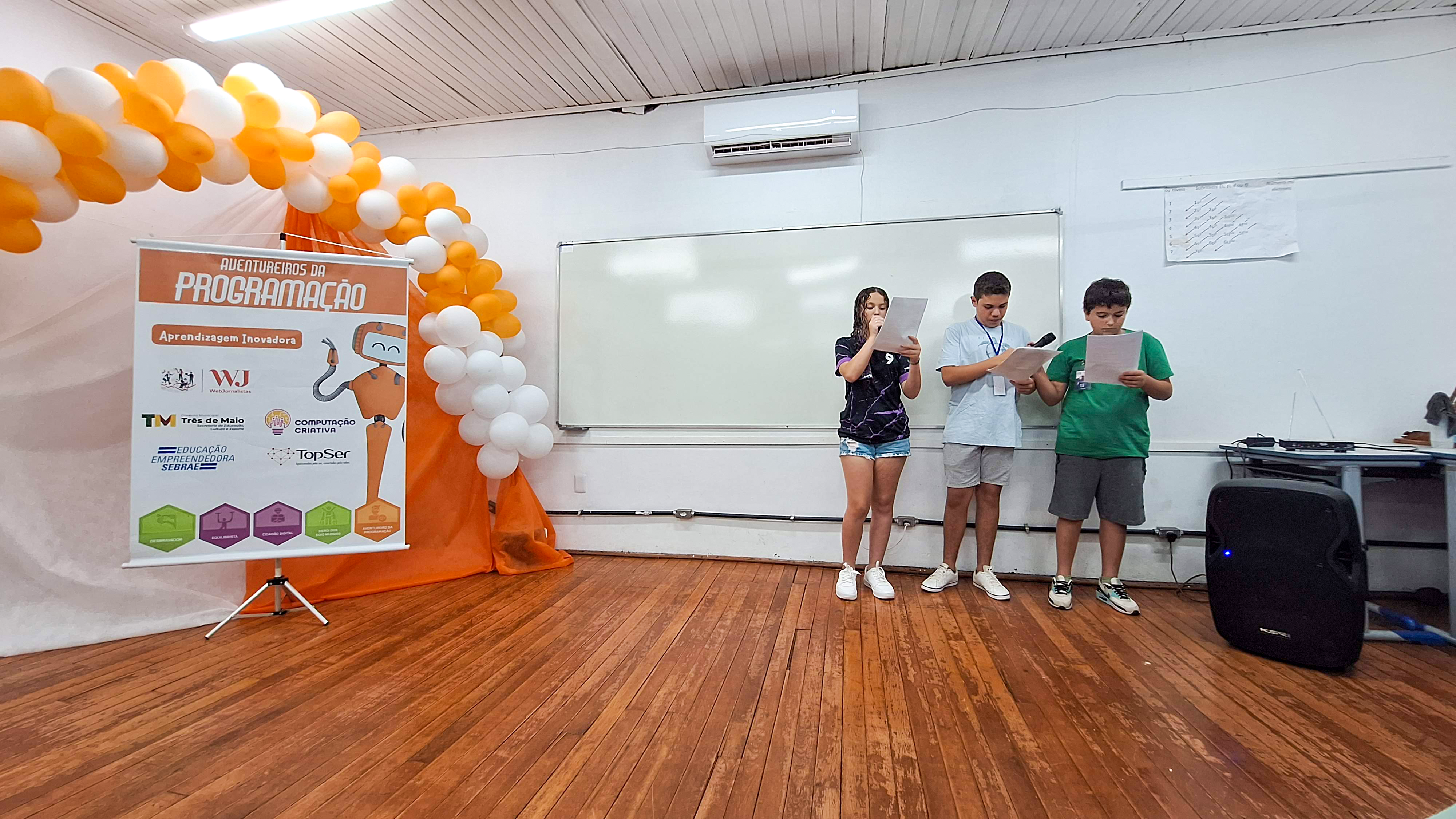 <p>MAIS DE 350 ALUNOS RECEBERAM O CERTIFICADO DE FORMANDOS DO PROJETO AVENTUREIROS DA PROGRAMA&Ccedil;&Atilde;O</p>