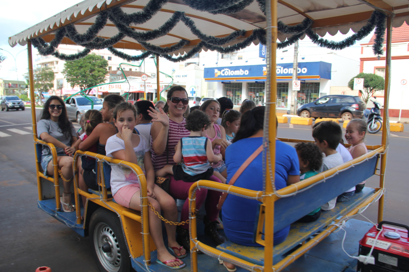 CERCA DE 300 PESSOAS COMPARECEM AO DOMINGO NA PRAÇA 