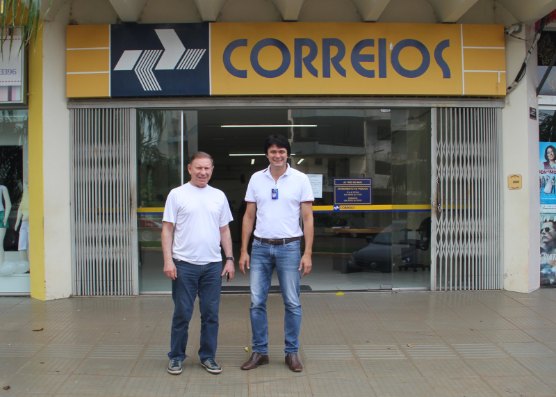 EXECUTIVO VISITA UNIDADE DOS CORREIOS