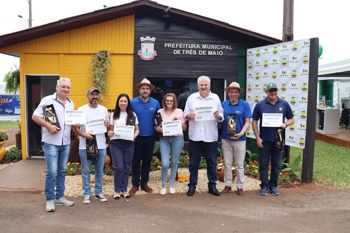 <p>SERVIDORES APOSENTADOS S&Atilde;O HOMENAGEADOS PELO GOVERNO MUNICIPAL DE TR&Ecirc;S DE MAIO</p>
