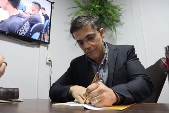 <p>LAN&Ccedil;AMENTO DO LIVRO &Uacute;TEROS SECOS OCORREU ONTEM</p>