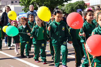 <p>DESFILE C&Iacute;VICO CELEBROU OS 70 ANOS DE TR&Ecirc;S DE MAIO</p>