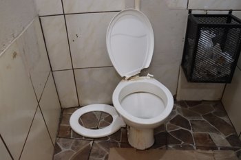 <p>VANDALISMO DANIFICA BANHEIROS DA PRA&Ccedil;A HENRIQUE BECKER FILHO</p>