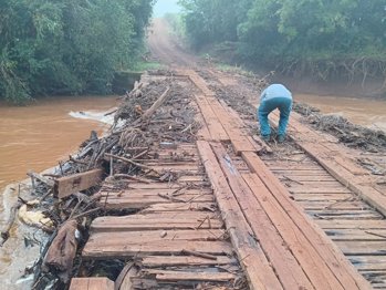 <p>REALIZADA A LIMPEZA DA PONTE QUE LIGA A LOCALIDADE DE AUXILIADORA AO MUNIC&Iacute;PIO DE SANTA ROSA</p>