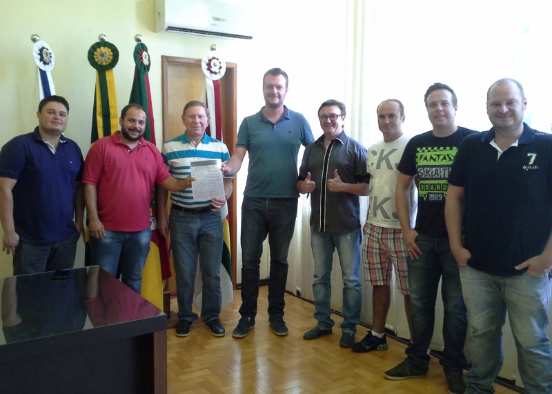 EXECUTIVO RECEBE COMISSÃO DO GRUPO BASQUETE TRÊS DE MAIO