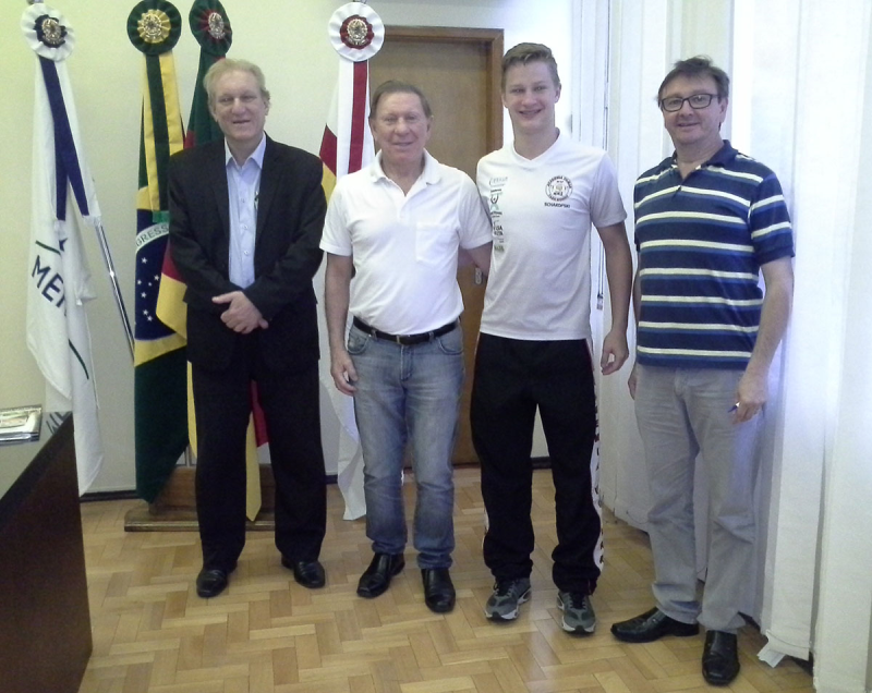  ATLETA DE TAEKWONDO VISITA PREFEITO