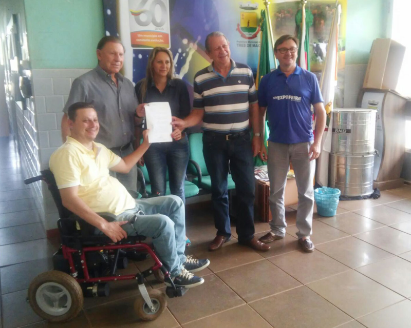 VEREADOR ENTREGA EMENDA PARLAMENTAR AO EXECUTIVO