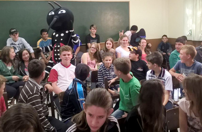 AGENTES DE COMBATE A ENDEMIAS REALIZAM PALESTRA EM ESCOLA