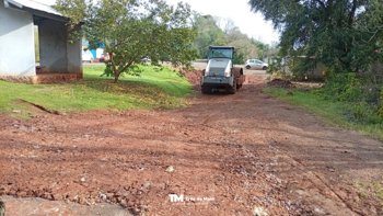 Obras Urbanas realiza limpeza de c&oacute;rregos e melhorias em acesso do Bairro Carolina