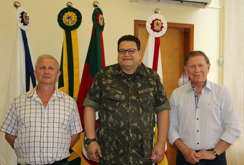 TENENTE DA 5ª DELEGACIA DE SERVIÇO MILITAR SE REÚNE COM PREFEITO